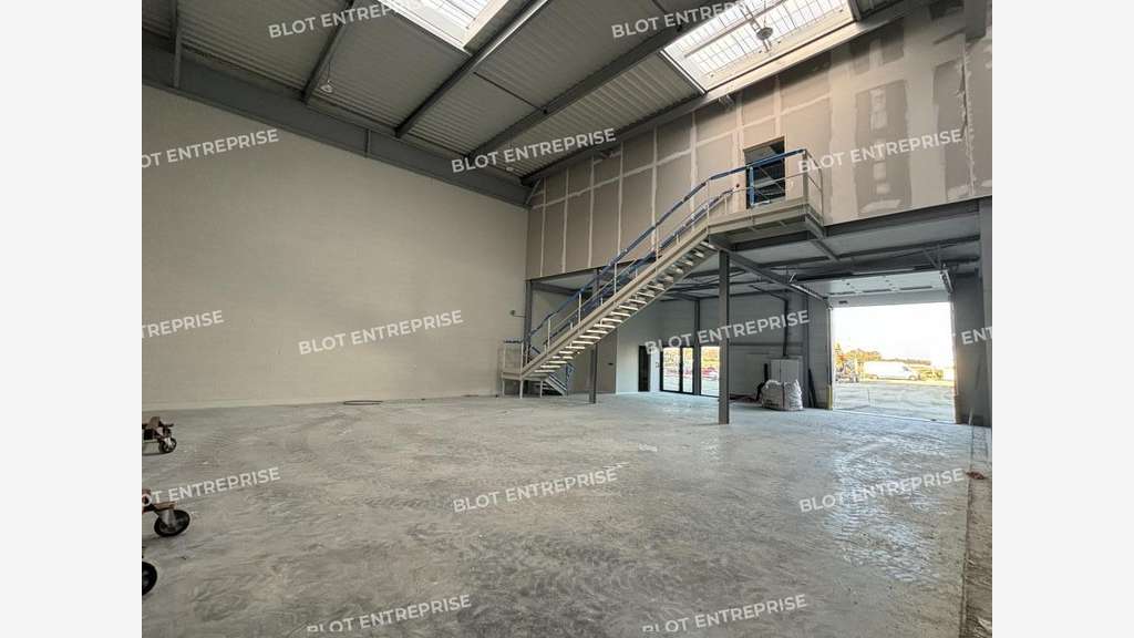 A louer cellule d'activités neuve 257m² Nantes Sud