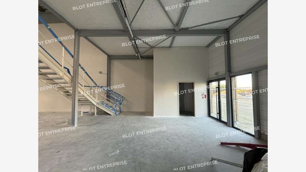 A louer cellule d'activités neuve 257m² Nantes Sud