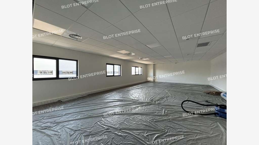 A louer cellule d'activités neuve 313m² Nantes Sud