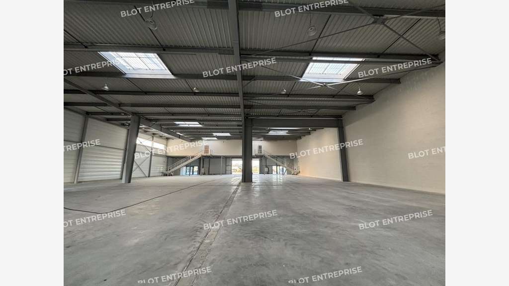 A louer cellule d'activités neuve 342m² Nantes Sud