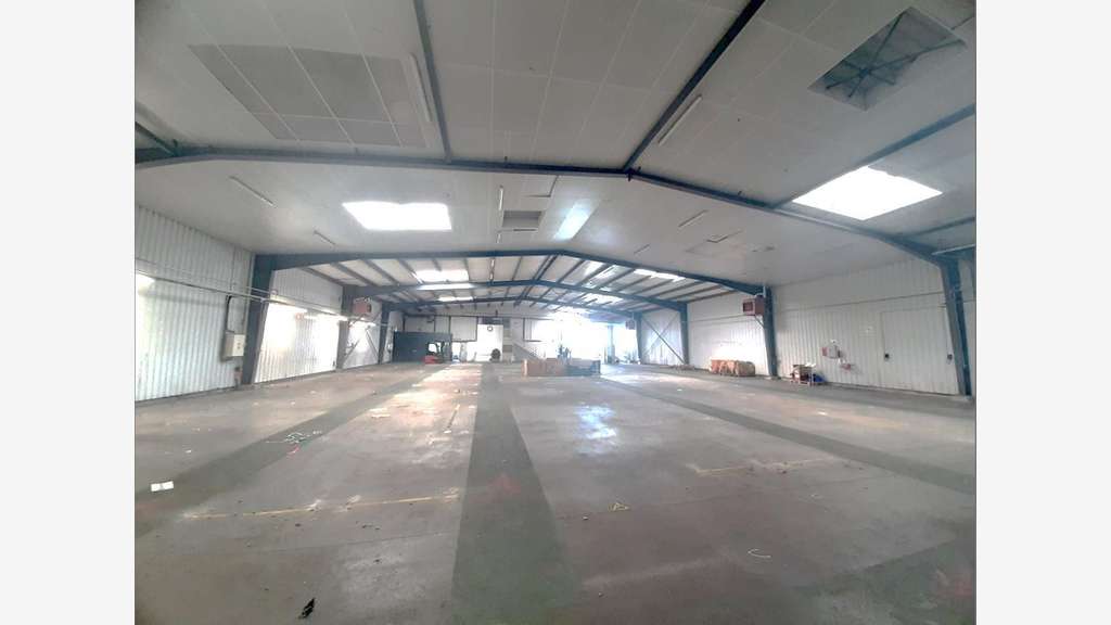 A louer beau local d'activité 1200m² Saint-Aignan