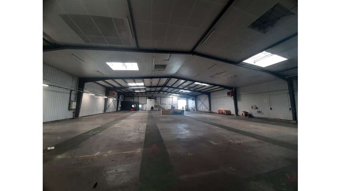 A louer beau local d'activité 1200m² Saint-Aignan