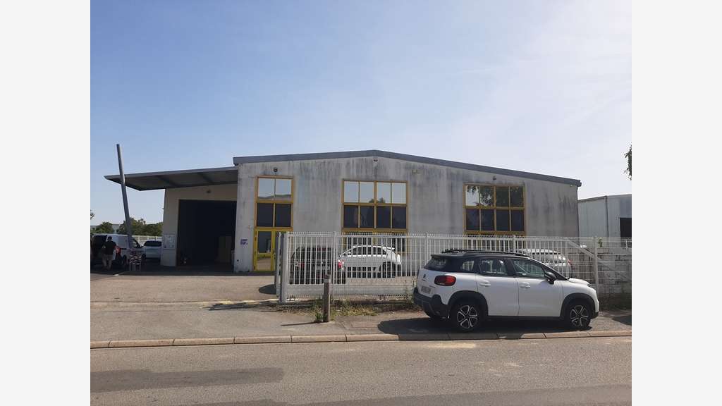 A louer beau local d'activité 1200m² Saint-Aignan
