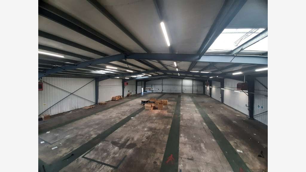 A louer beau local d'activité 1200m² Saint-Aignan