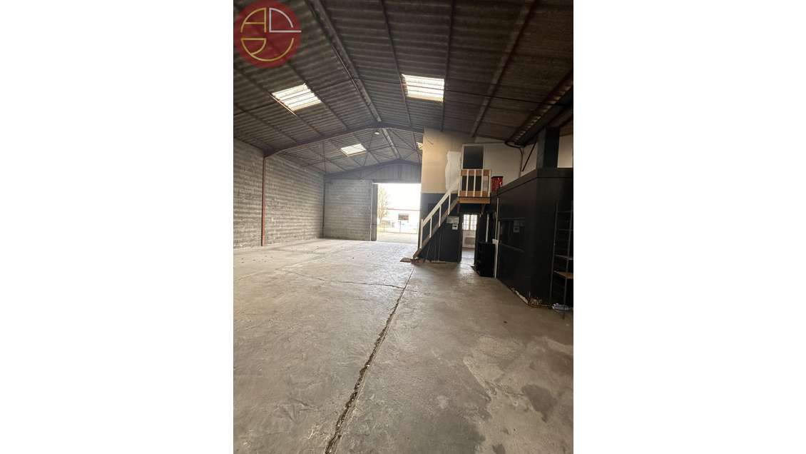 Location entrepôt 1200²m sur 3000m² à Saint-Alban