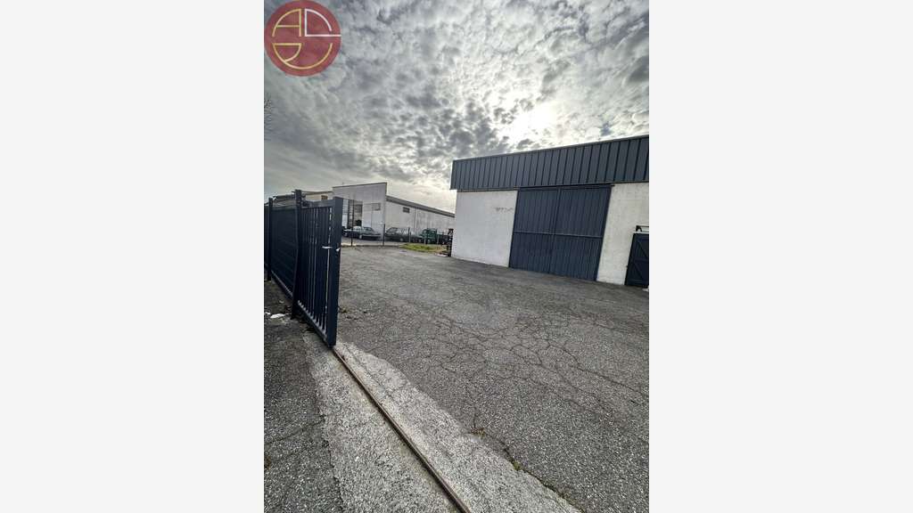 A louer entrepôt 1205m² en ZI à Saint-Alban