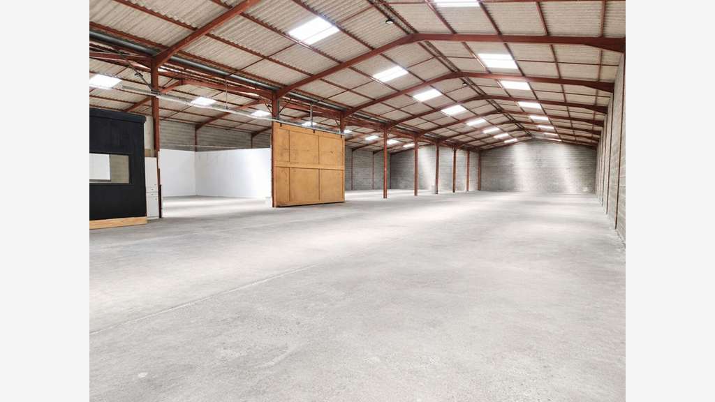 Entrepôt 1200m² sur 3000m² clos à Saint-Alban