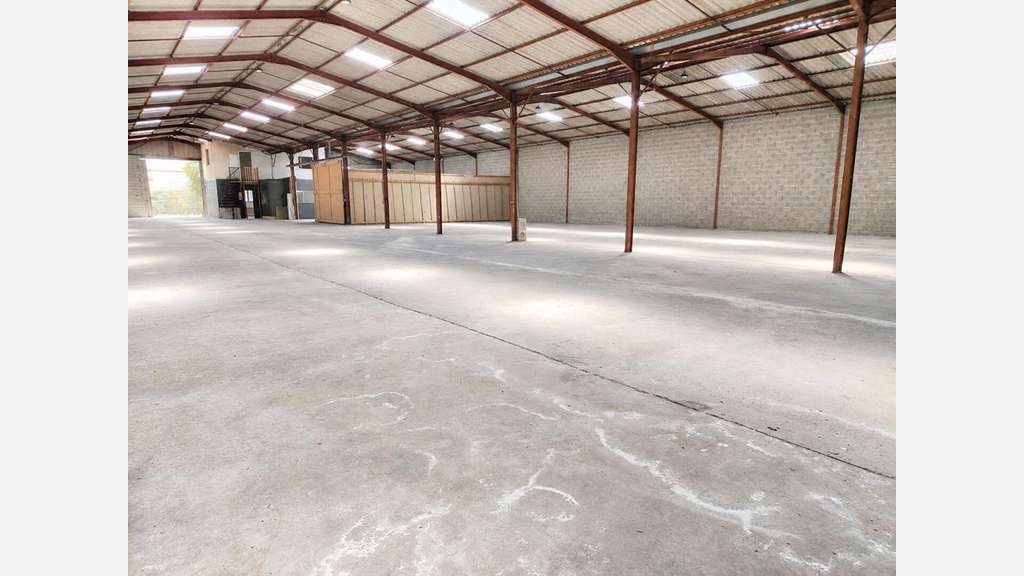 Entrepôt 1200m² sur 3000m² clos à Saint-Alban
