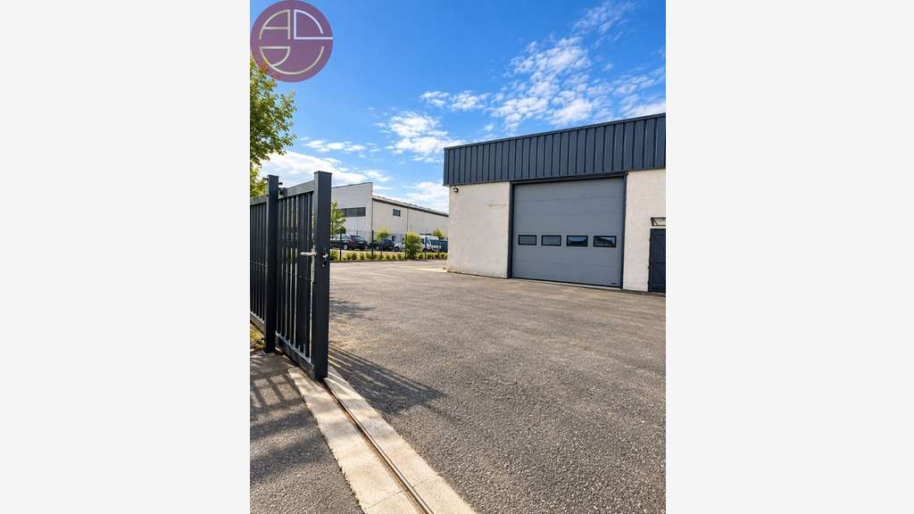 A louer entrepôt rénové de 1205m² à Saint-Alban