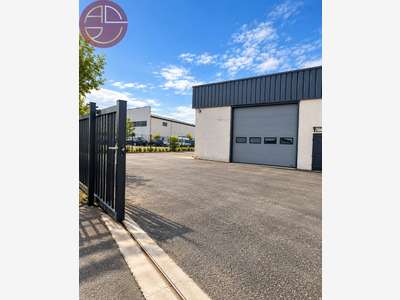A louer entrepôt rénové de 1205m² à Saint-Alban