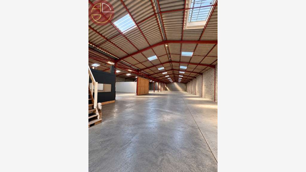 A louer entrepôt rénové de 1205m² à Saint-Alban