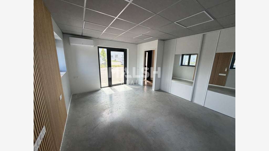 Local avec bureaux très récent à louer à St-Alban