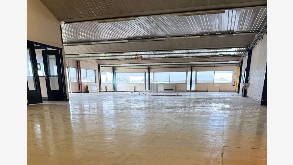 À louer – Local d'activités de 4 000 m² à Saint