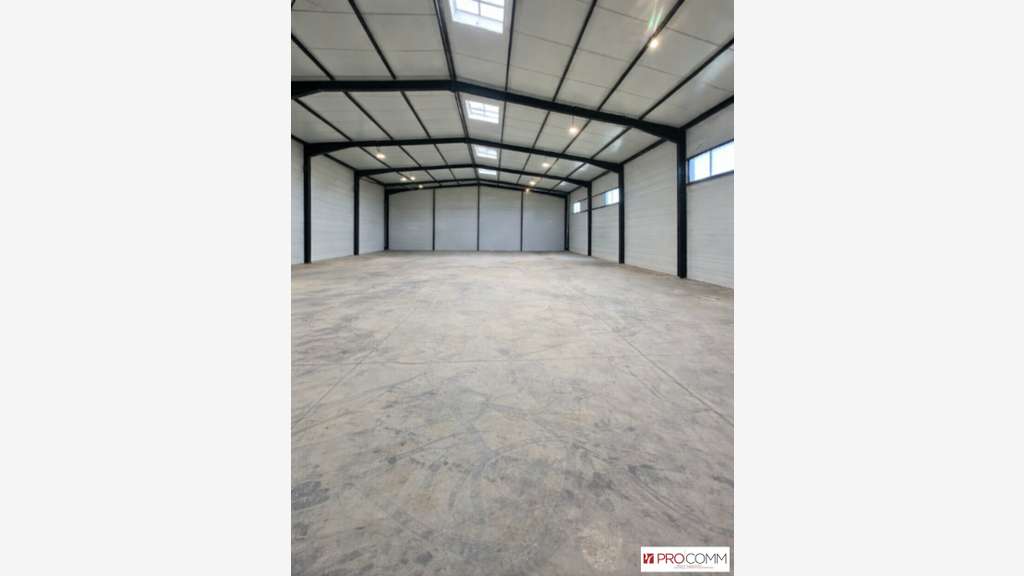 Entrepôt 800m² sur 4800m² à louer ZI Saint-Andiol