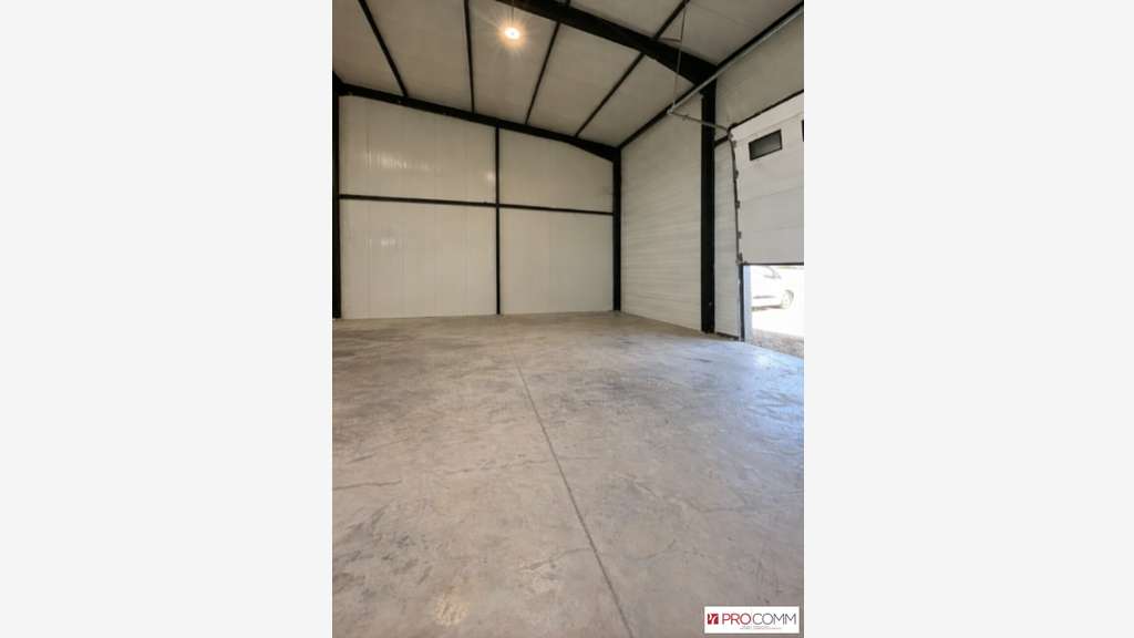 Entrepôt 800m² sur 4800m² à louer ZI Saint-Andiol