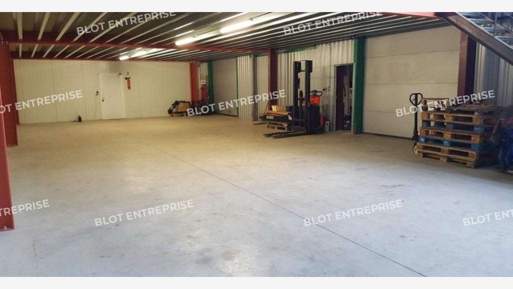 A louer locaux 300m² St-André-des-Eaux ZA Pedras