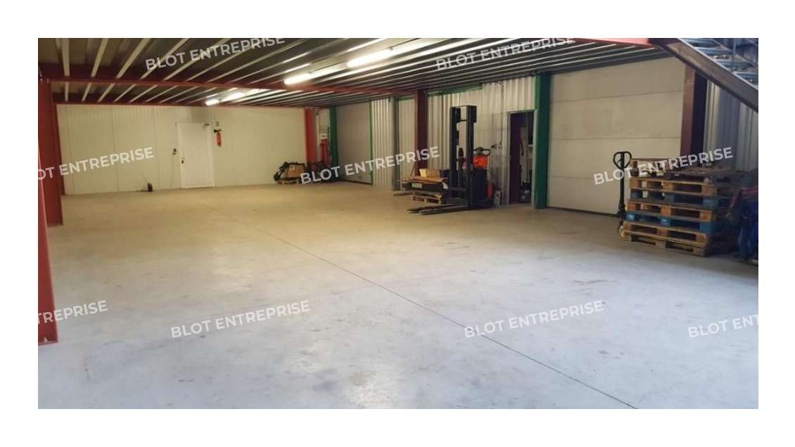 A louer locaux 300m² St-André-des-Eaux ZA Pedras