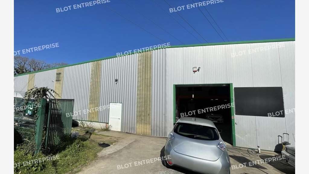 A louer locaux 300m² St-André-des-Eaux ZA Pedras