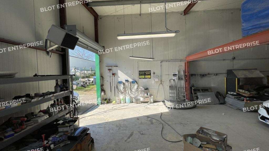 A louer locaux 300m² St-André-des-Eaux ZA Pedras