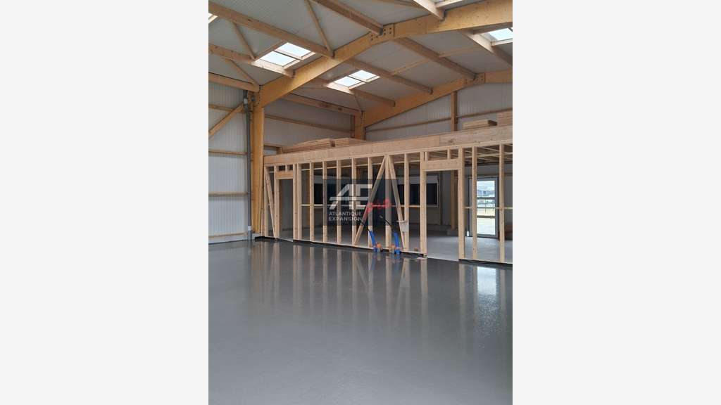 A louer bâtiment de 239m² ZA Saint-André-des-Eaux
