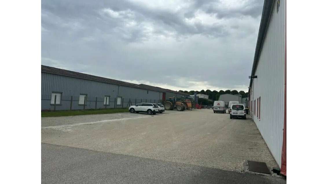 Loue local d'activités 1134m² St-André-les-Vergers