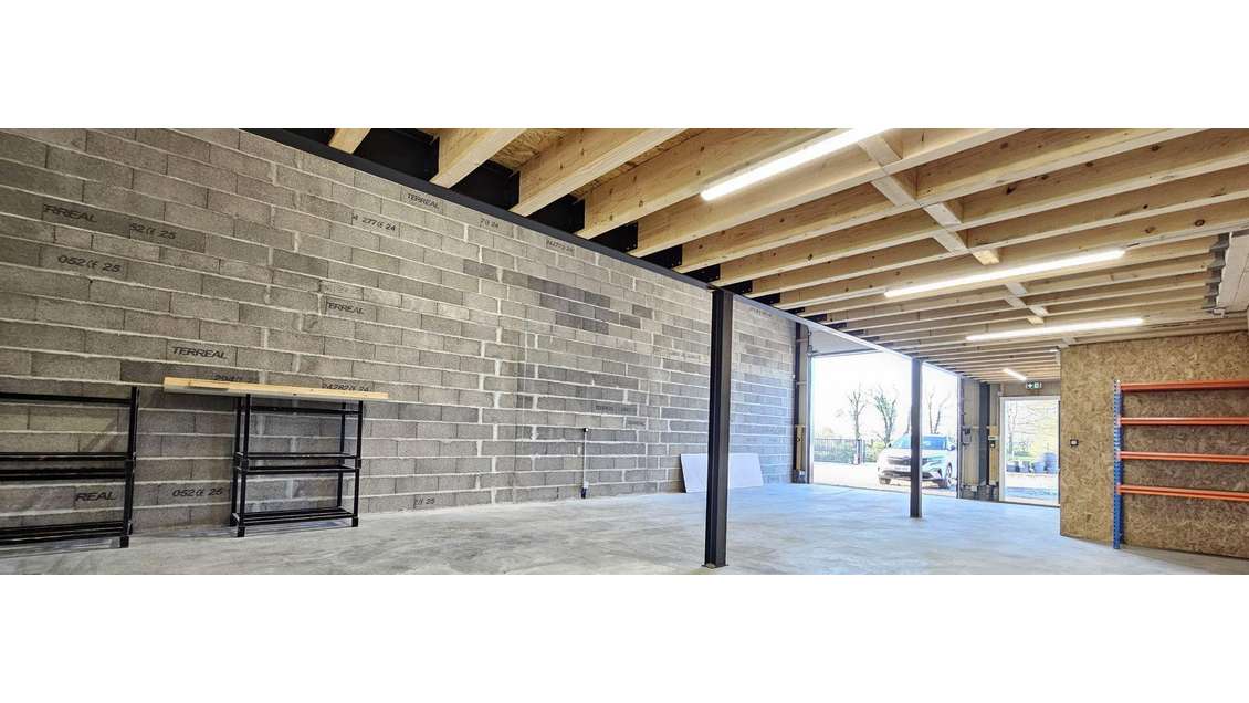 À louer local artisanal 198m² en za de Montreverd