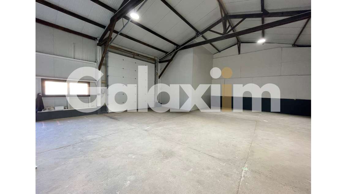 A louer local avec bureaux 250m² à Saint-Armel