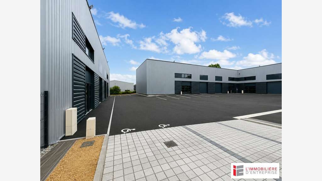 Loue local d'activité 250m² Saint-Aubin-du-Cormier