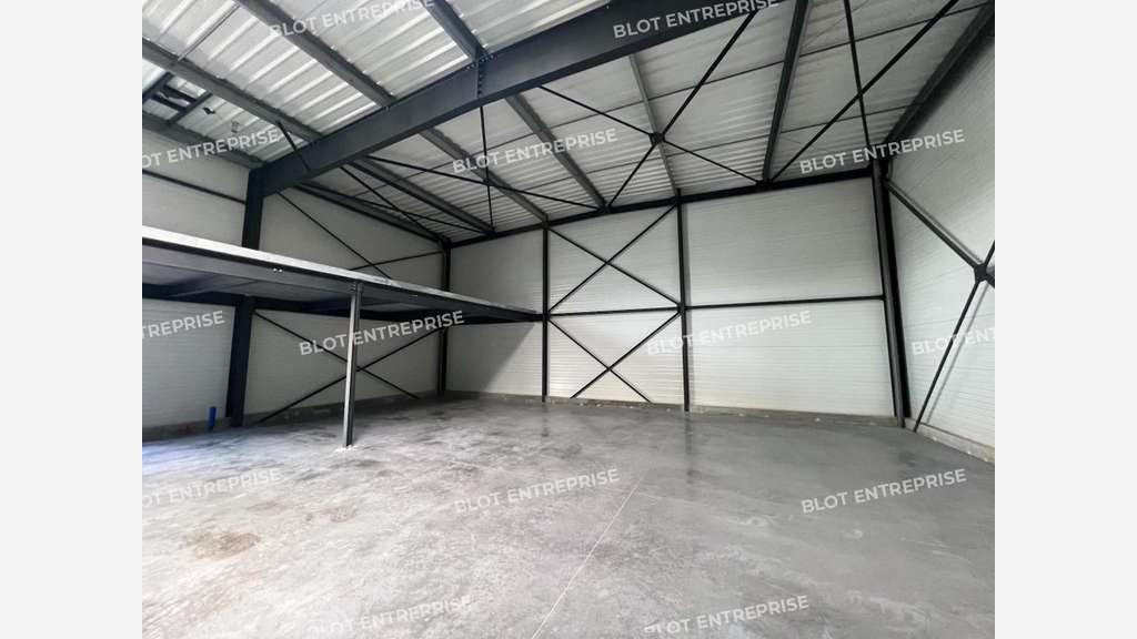 A louer local activités 292m² St-Aubin-du-Cormier