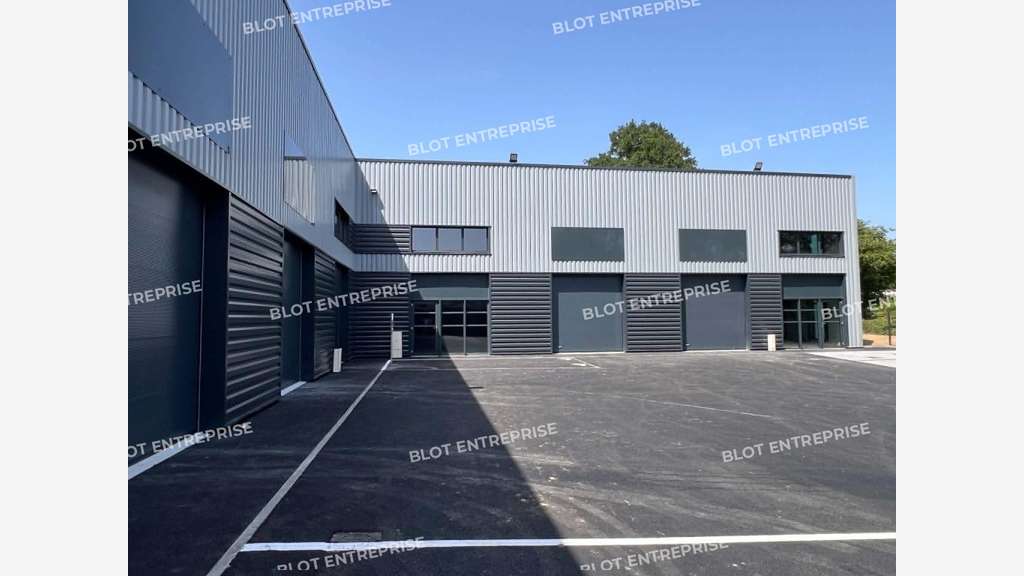 A louer local activités 292m² St-Aubin-du-Cormier