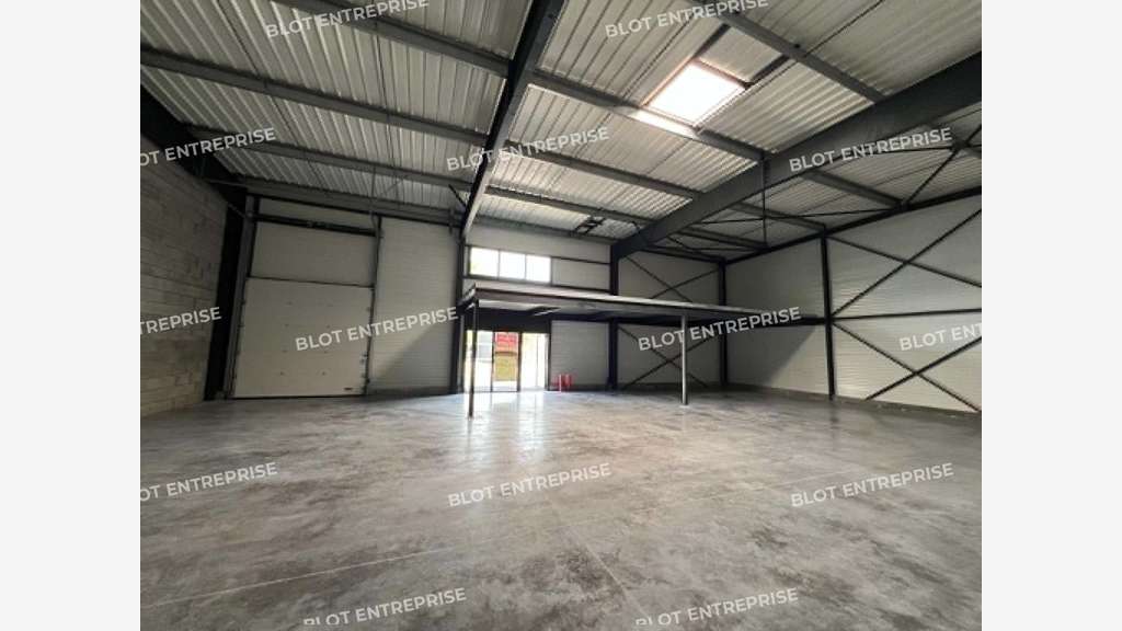 A louer local activités 292m² St-Aubin-du-Cormier