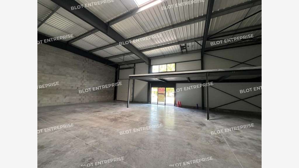 A louer local activités 292m² St-Aubin-du-Cormier