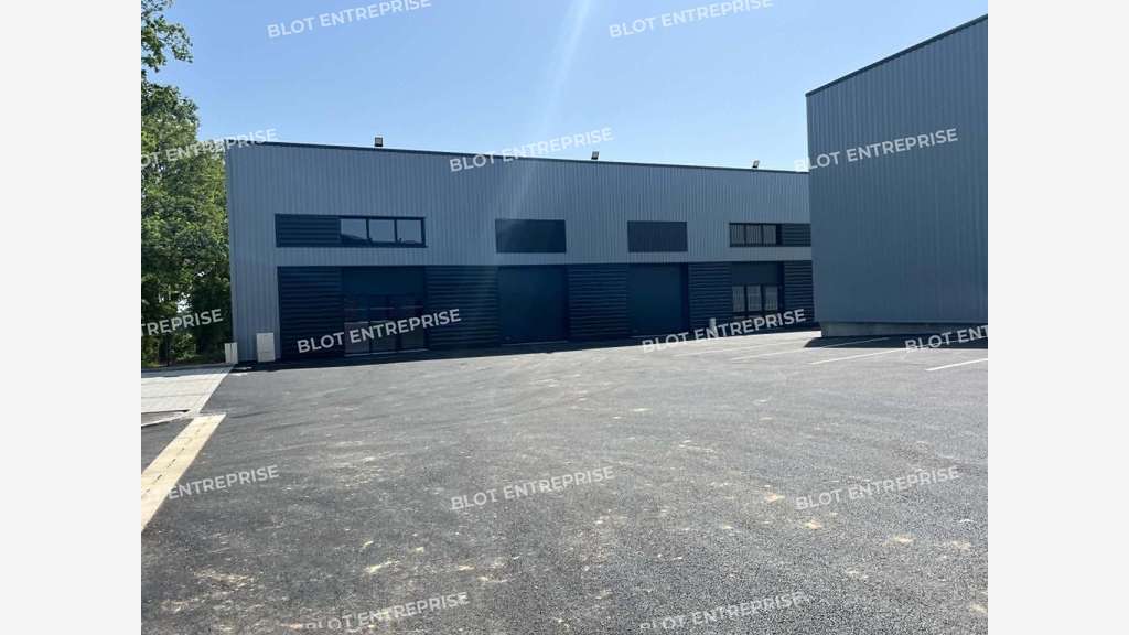 A louer local activités 292m² St-Aubin-du-Cormier