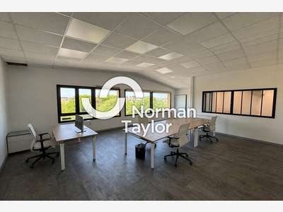 Local d'activité 159m² à louer accès A9 à St-Aunès