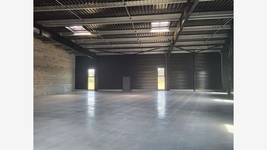 A louer local d'activité de 700m² à Vannes Nord