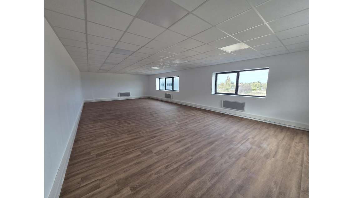 Local d'activité 367m² à louer à Angers Est