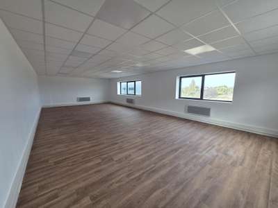 Local d'activité 367m² à louer à Angers Est