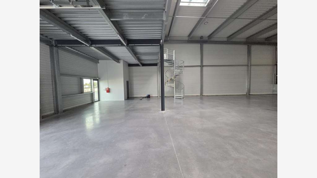 Local d'activité 367m² à louer à Angers Est
