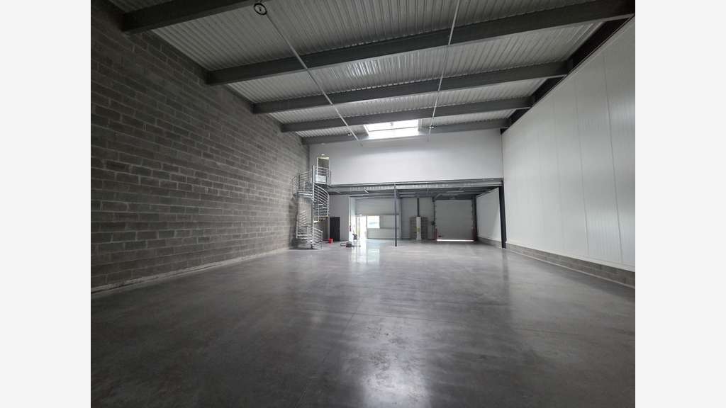 Local d'activité 367m² à louer à Angers Est