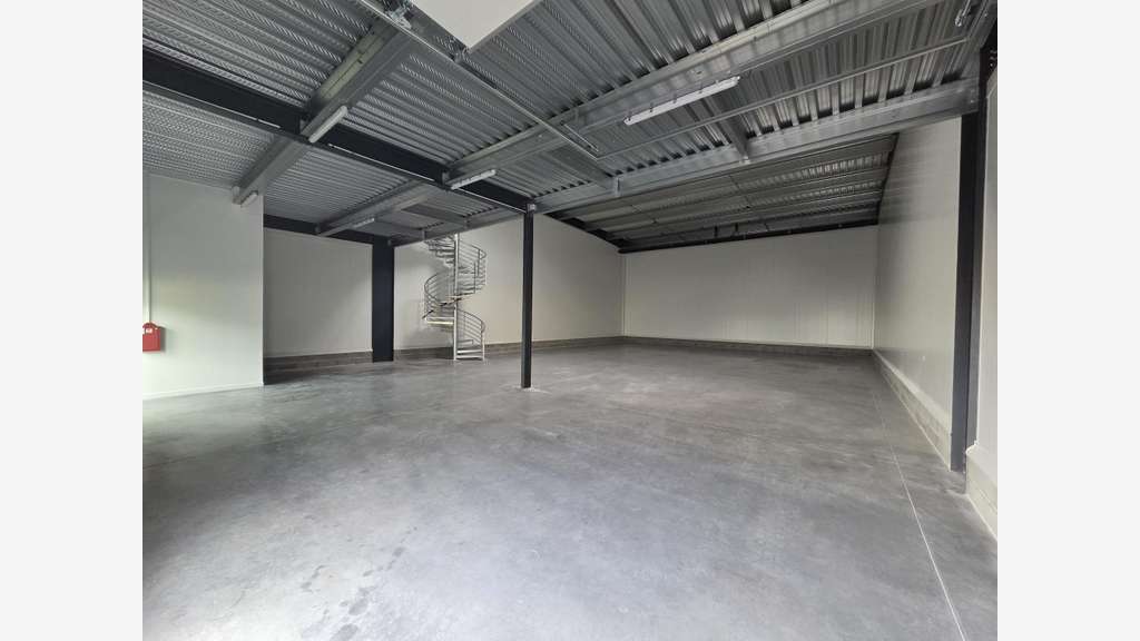 Cellule d'activité neuve 523m² à louer Angers Est
