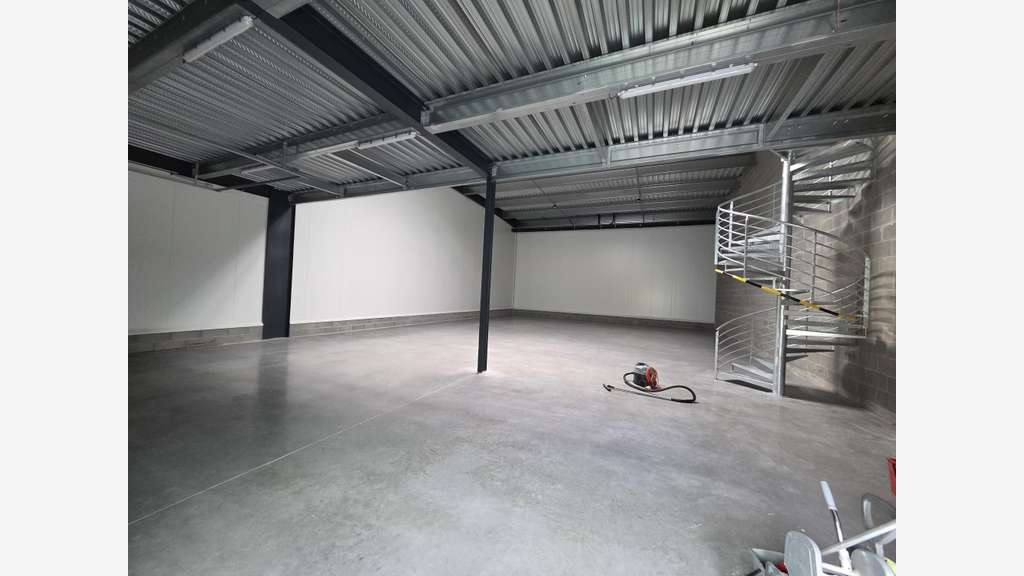Cellule d'activité neuve 523m² à louer Angers Est