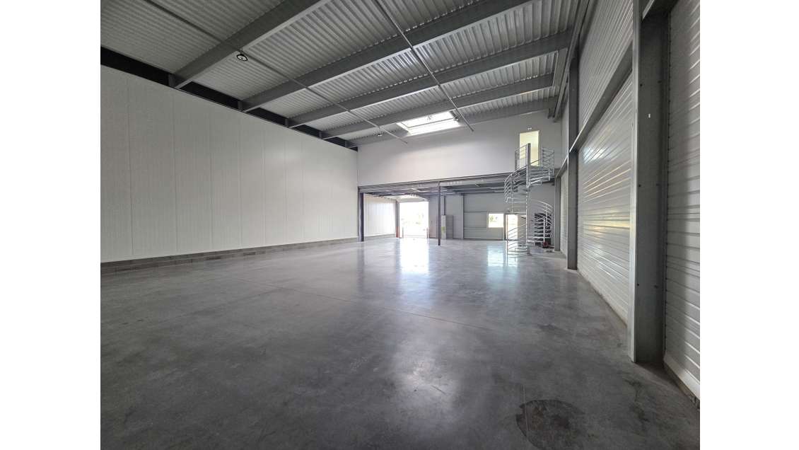 Cellule d'activité neuve 523m² à louer Angers Est