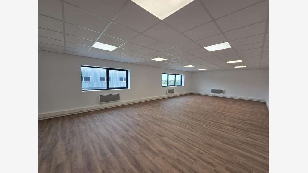 Local d'activité neuf 312m² à louer à Angers Est