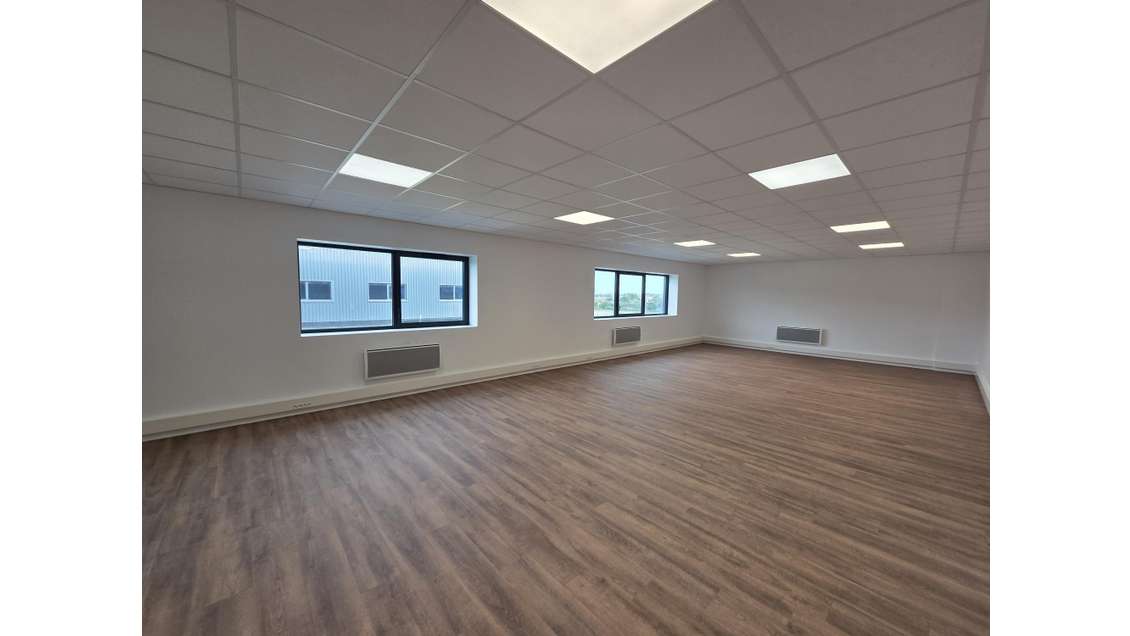 Local d'activité neuf 312m² à louer à Angers Est
