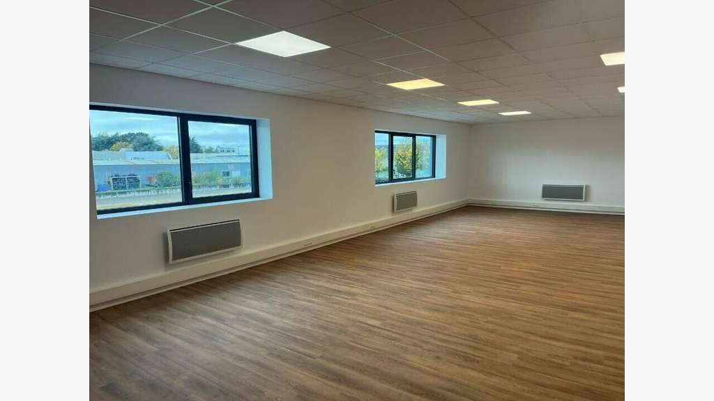 Loue local d'activité 7645m² St-Barthélemy-d'Anjou