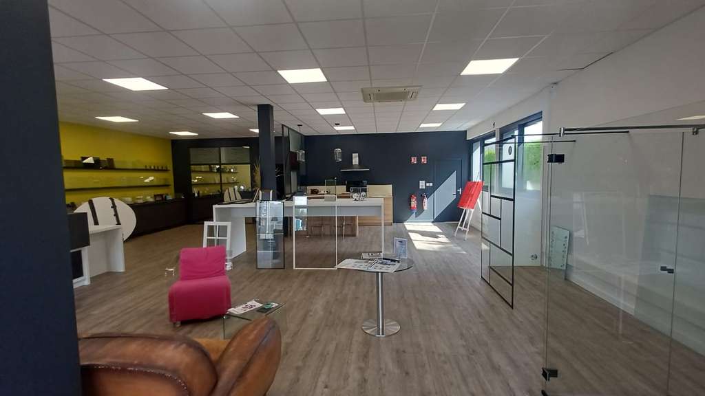 A louer local commercial de 340m² à Laval Agglo