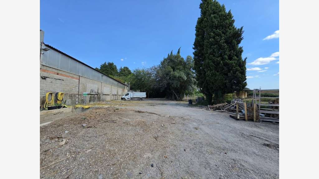 ENTREPÔT 1 000 m² + 4 000 m² DE STOCKAGE EXTÉRIEUR