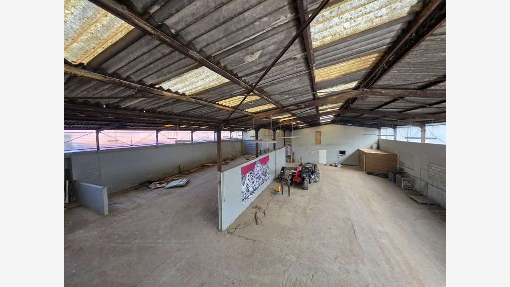 ENTREPÔT 1 000 m² + 4 000 m² DE STOCKAGE EXTÉRIEUR