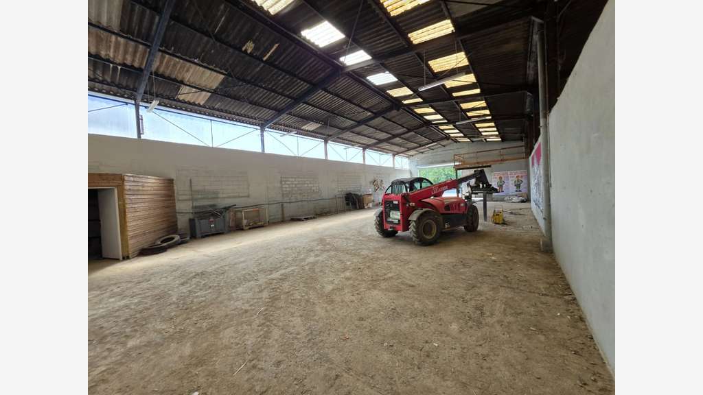 ENTREPÔT 1 000 m² + 4 000 m² DE STOCKAGE EXTÉRIEUR