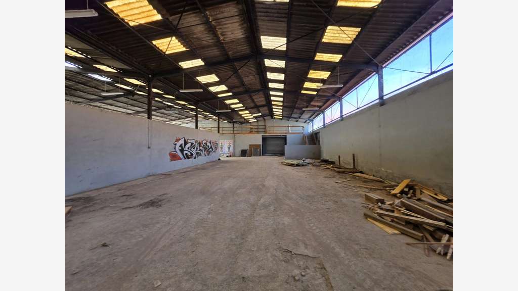 ENTREPÔT 1 000 m² + 4 000 m² DE STOCKAGE EXTÉRIEUR